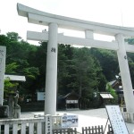 Torii gate of Suwa Taisha Honmiya (Photo by Kotodamaya)