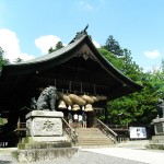Kaguraden and Bronze Komainu of Harumiya (photo by Kotodamaya)