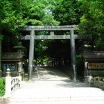 Torii gate of Suwa Taisha Akimiya (photo by Kotodamaya)