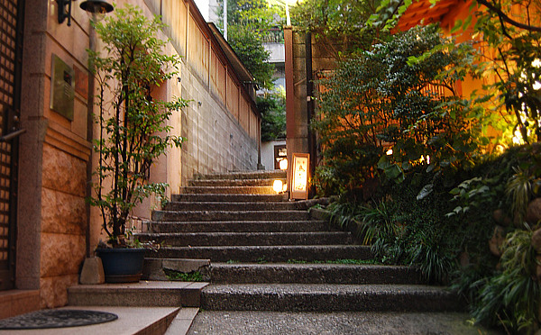 Narrow road at Kagurazaka (photo by Kotodamaya)